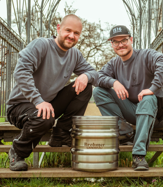 Malte und Marcus vor Bierfass